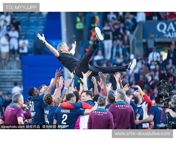 教练战术博弈成焦点，恩里克换人调整展现临场指挥艺术